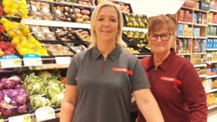Chefin Iris Schneeweiss (links) mit Fleisch- und Feinkostmitarbeiterin Claudia 
