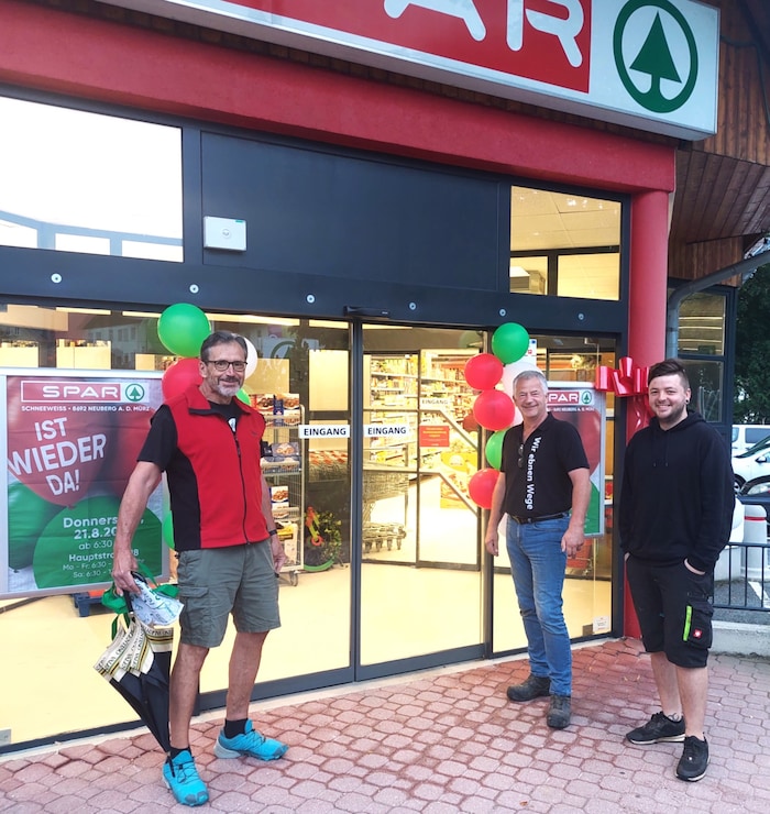 Schon vor 6.30 Uhr warteten die ersten Kunden darauf, dass der Supermarkt wieder aufsperrt.