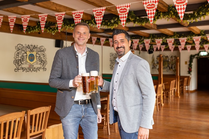 Neo-Brauhof-Pächter Franz Huditz mit Brau Union Verkaufsleiter Region Süd Oliver Plieschnig.