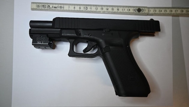 Mit dieser Waffe bedrohte einer der Räuber das 19-jährige Opfer.