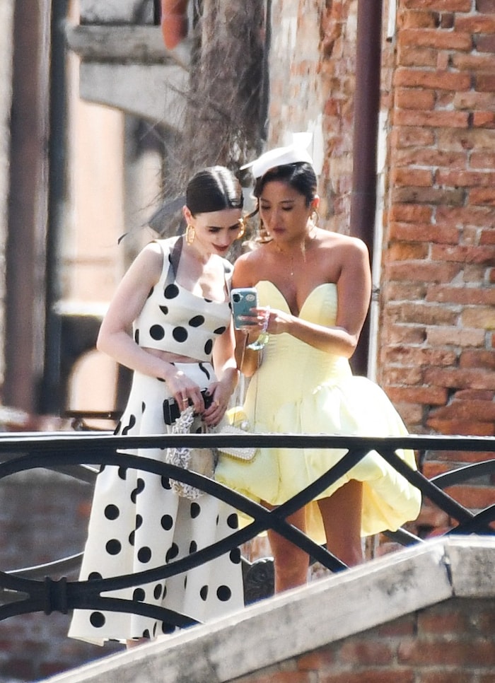 Lily Collins und Ashley Park stehen derzeit für die neuen Folgen von „Emily in Paris in Venedig ...