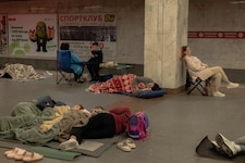 Viele suchten in der Kiewer U-Bahn Schutz.