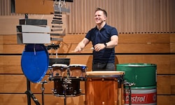 Christoph Sietzen wird mit seinem Ensemble am Schiff live trommeln
