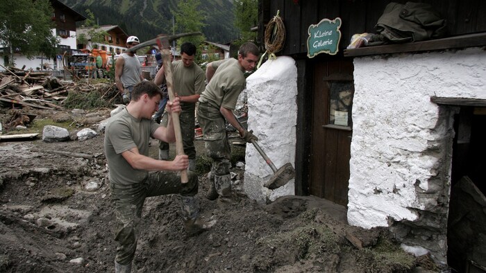 Die Aufräumarbeiten nach dem Hochwasser zogen sich über Wochen.