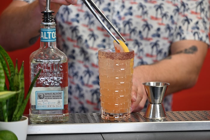 Der fertige Drink kann noch mit einer Grapefruitscheibe und einem Meersalzrand garniert werden.