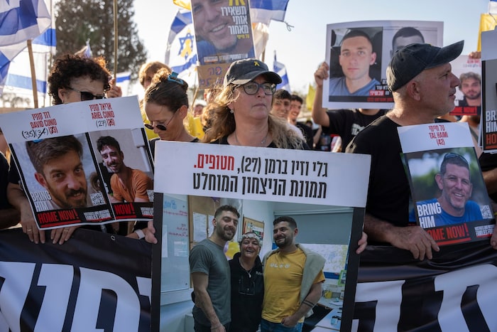 Unweit des Gazastreifens fordern Aktivisten in Israel ein Ende der Kampfhandlungen und die ...
