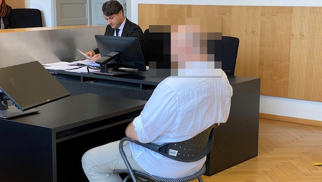 Der Angeklagte hat bereits eine lange Geschichte an Verurteilungen hinter sich. Nach seinem ...