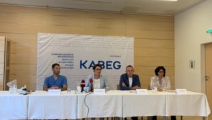 Gesundheitslandesrätin Beate Prettner mit Personal des LKH Villach