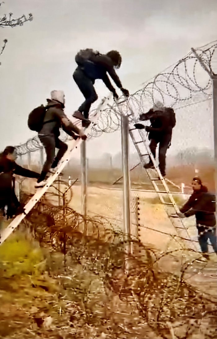 Mit allerlei Tricks schafften es viele Flüchtlinge, sich von Serbien nach Ungarn ...