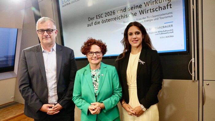V.li.: Schwarzbauer, Staatssekretärin Zehetner und Eco-Austria-Direktorin Köppl-Turyna ...