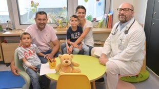Die Zwillingsbrüder Adian und Medin mit ihren Eltern und dem „Schutzengel in Weiß“, Primarius ...