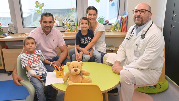 Die Zwillingsbrüder Adian und Medin mit ihren Eltern und dem „Schutzengel in Weiß“, Primarius ...