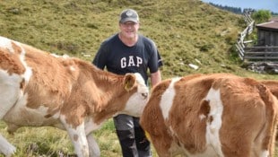 Peter Rozmann hütet und versorgt vier Monate lang 92 Tiere, die auf der Alm gehalten werden.