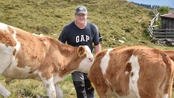 Peter Rozmann hütet und versorgt vier Monate lang 92 Tiere, die auf der Alm gehalten werden.