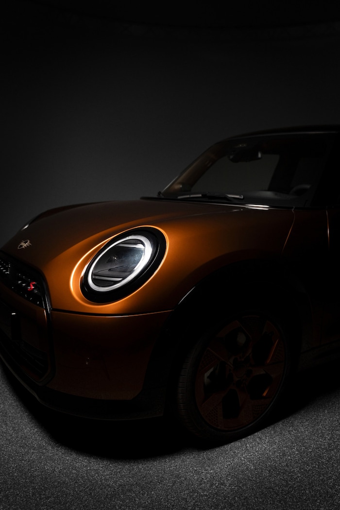 Ein maßgeschneiderter MINI by Elie Saab, mit kaskadenartigem Metallic-Farbverlauf.