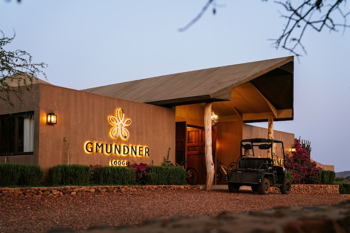 Ein dreitägiger Aufenthalt in der Gmundner Lodge Namibia, wo Safari, Design und Gourmetküche zu ...