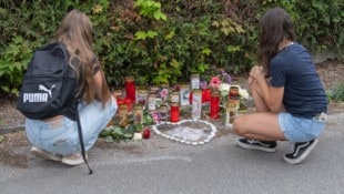 Am Unfallort in Schlierbach brennen zum Andenken an Rosa Kerzen und werden Blumen niedergelegt.