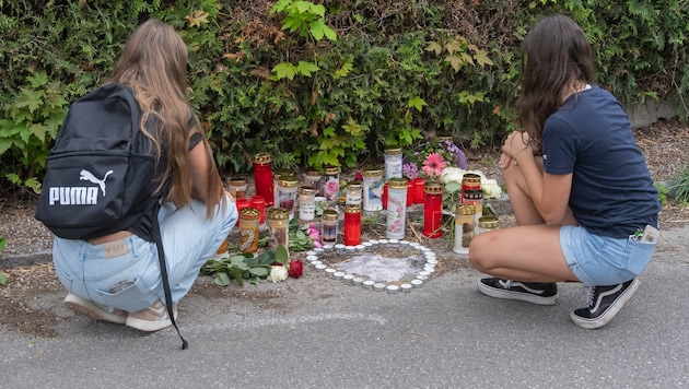 Am Unfallort in Schlierbach brennen zum Andenken an Rosa Kerzen und werden Blumen niedergelegt.