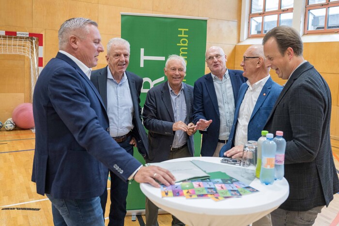 Gemeinsam mit den Präsidenten der Dachverbände präsentierten LH Mario Kunasek (li.) und ...