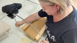 Mittels Handarbeit müssen die Platten und Fliesen so bearbeitet werden, dass sie zu den mehr als ...
