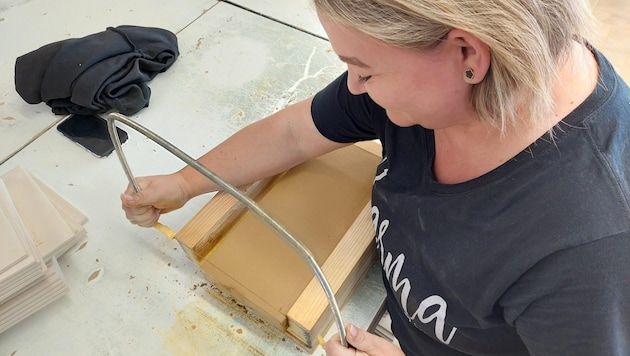 Mittels Handarbeit müssen die Platten und Fliesen so bearbeitet werden, dass sie zu den mehr als ...