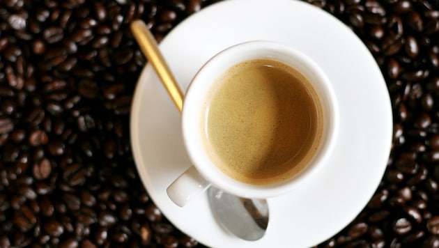 Der Kaffee-Dieb arbeitet in einer Firma, die mit Kaffee handelt.