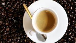 Der Kaffee-Dieb arbeitet in einer Firma, die mit Kaffee handelt.