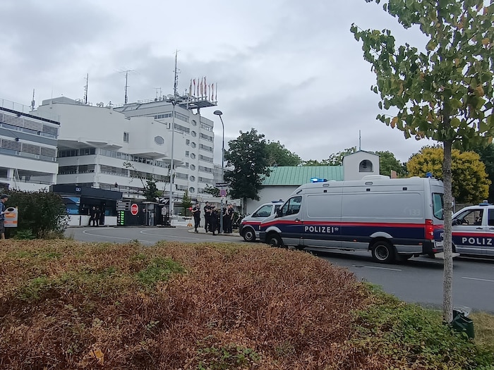 Sechs Aktivisten wurden durch die Polizei abgeführt.