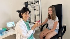 Augenärztin Dr. Moussa erklärt einer jungen Patientin, wie das Sehorgan funktioniert.