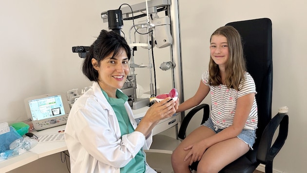 Augenärztin Dr. Moussa erklärt einer jungen Patientin, wie das Sehorgan funktioniert.