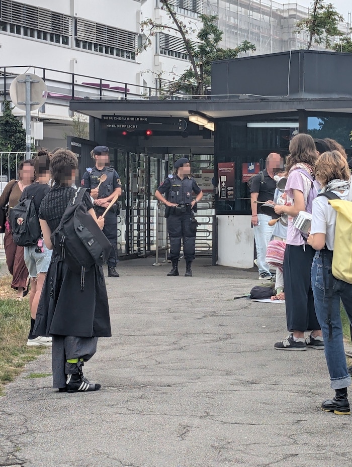 Mehrere Aktivisten versammelten zudem vor dem Eingang am Küniglberg und protestierten dort mit ...