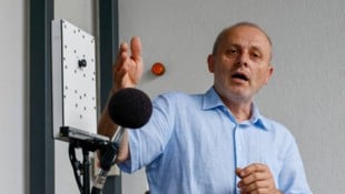 Franz Graf hat den Lärmblitzer mit seinen vielem Mikrofonen mit entwickelt. Noch ist es ein ...
