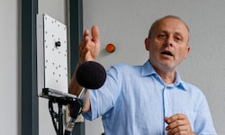 Franz Graf hat den Lärmblitzer mit seinen vielem Mikrofonen mit entwickelt. Noch ist es ein ...