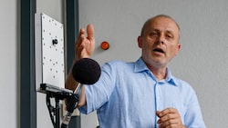 Franz Graf hat den Lärmblitzer mit seinen vielem Mikrofonen mit entwickelt. Noch ist es ein ...