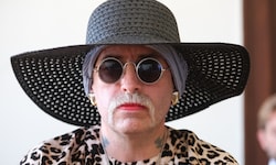 Mit Lippenstift, Damenhut und Ohrclips stellte Liebich die weibliche Seite zur Schau. 
