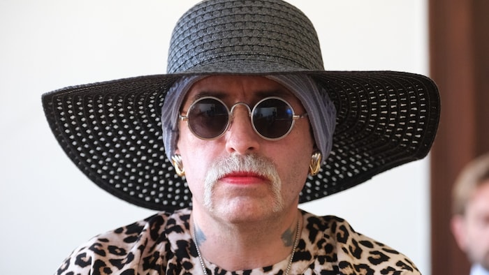 Mit Lippenstift, Damenhut und Ohrclips stellte Liebich die weibliche Seite zur Schau.