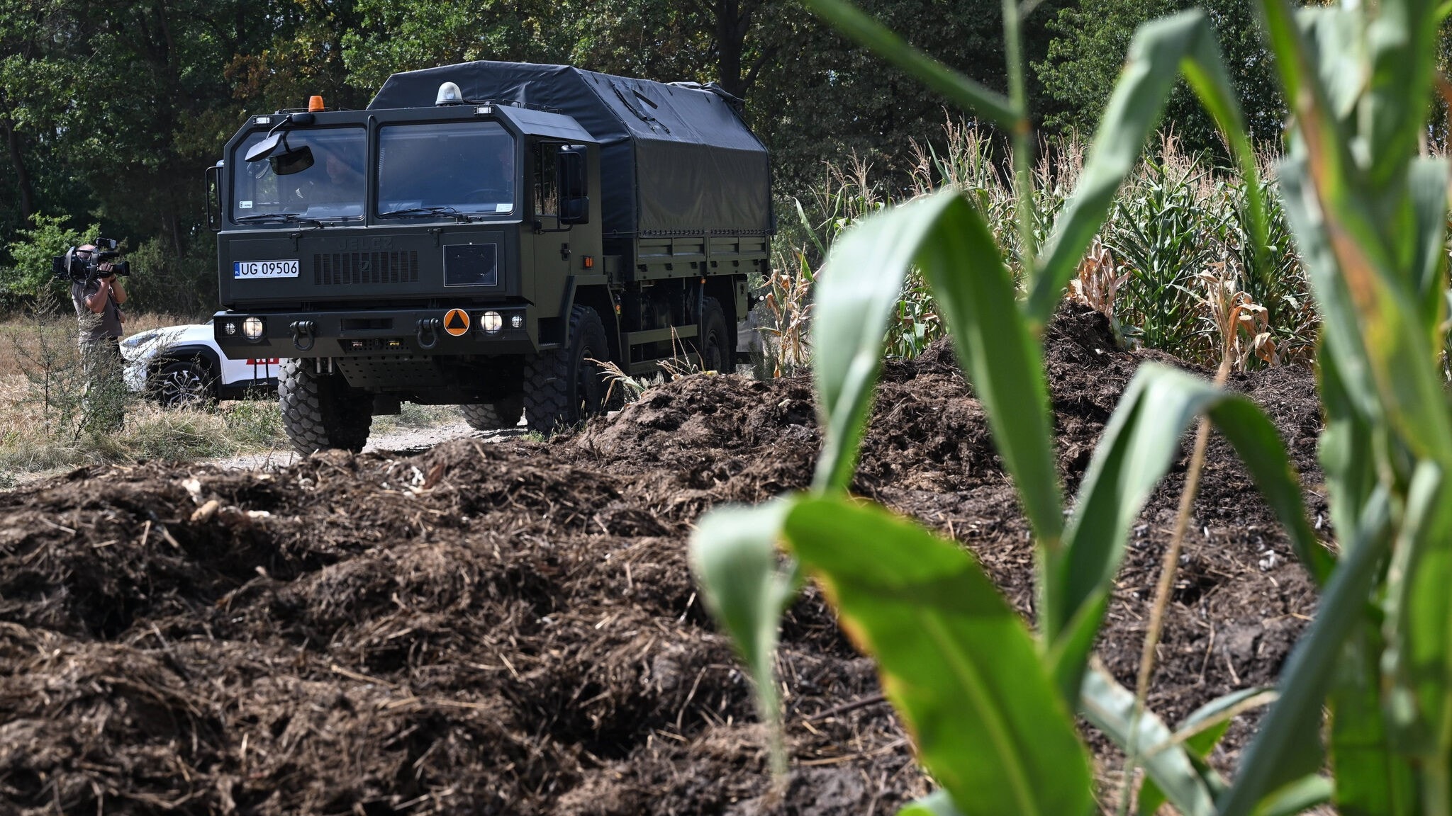 Ein Militärangehöriger am Ort des Absturzes und der Explosion eines unbekannten Objekts auf ...