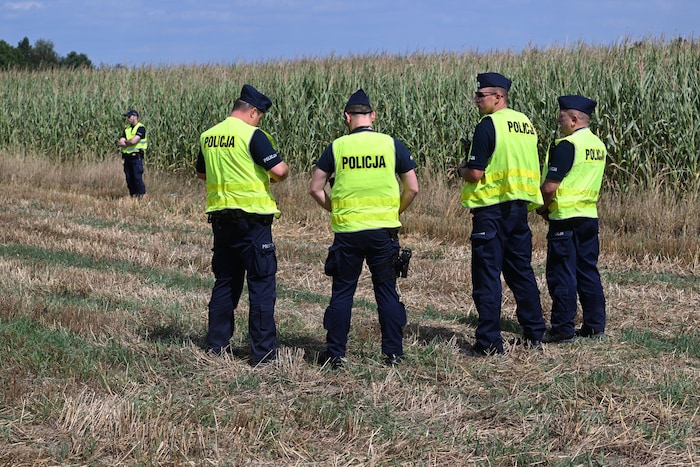 Einsatzkräfte untersuchen den Einschlagort in Osiny.