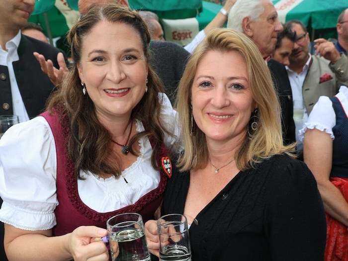 Rot-pinkes Dreamtream: Finanzstadträtin Barbara Novak (SPÖ) und Vizebürgermeisterin Bettina ...