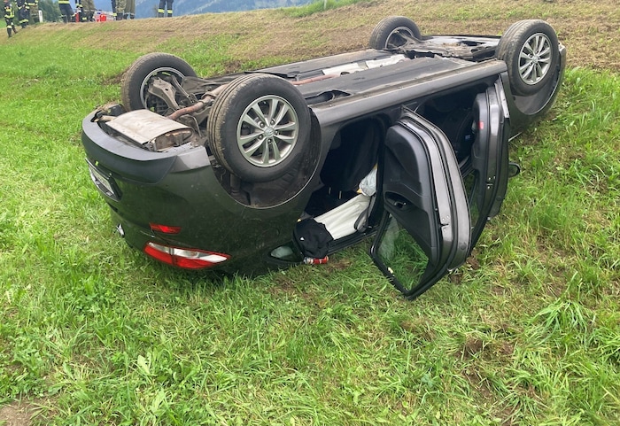Augenzeugen befreiten den Mann aus dem Auto.