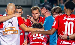 Peter Stöger im Mannschaftskreis nach dem 1:2.