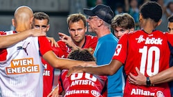 Peter Stöger im Mannschaftskreis nach dem 1:2.