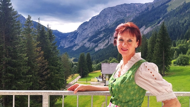 Chefin Silvia Schuster vor der malerischen Bergkulisse.