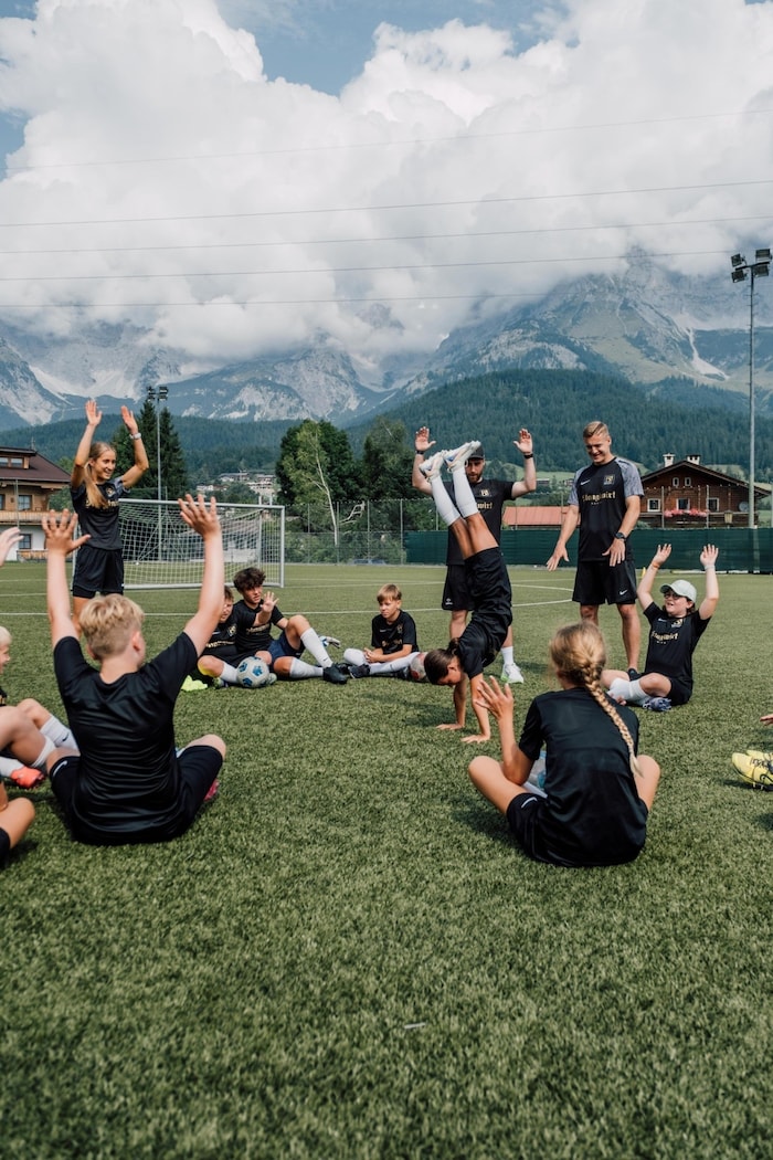Felix Kroos begleitete mit viel Spaß auch mehrere Tage ein Fußballcamp.