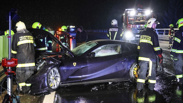 Um den Sportwagen schonend zu bergen, montierten Einsatzkräfte zweier Feuerwehren die ...