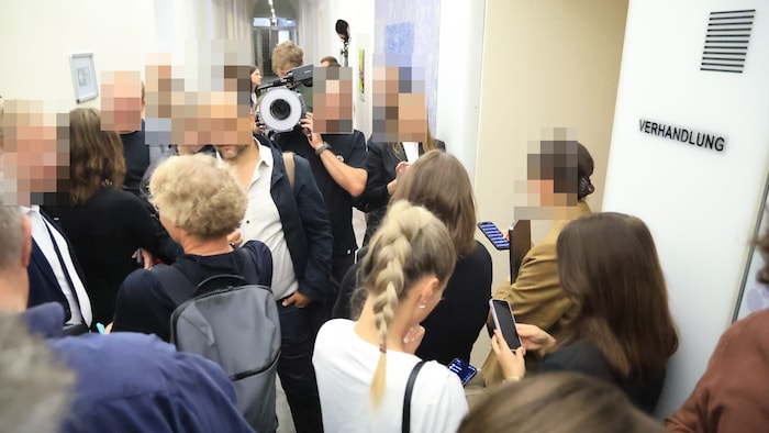 Zahlreiche Journalisten und Fotografen befinden sich vor dem Schwurgerichtsaal.