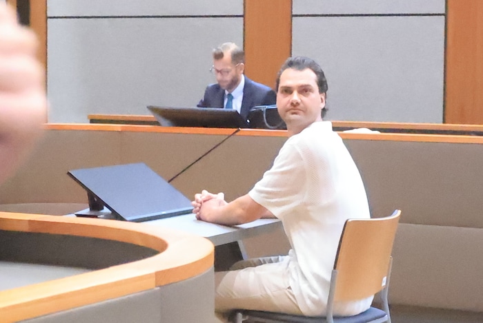 Er hat mittlerweile im Schwurgerichtssaal Platz genommen.