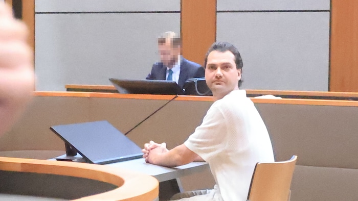 Er hat mittlerweile im Schwurgerichtssaal Platz genommen.