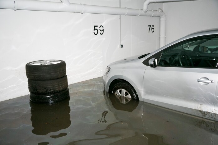 Mehrere Tiefgaragen standen unter Wasser. Das Bild zeigt eine Tiergarage in der Hohenemser ...