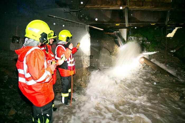 Der übergelaufenen Histelerbach hat eine Baustelle an der Laternserstraße geflutet.